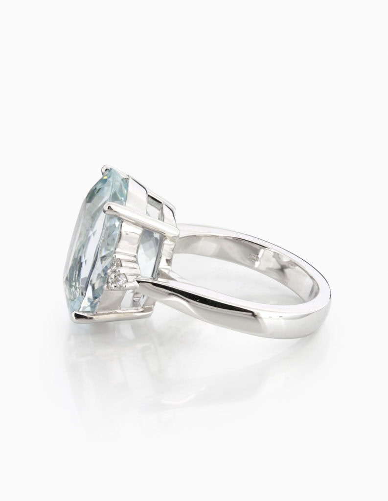 Side view of an 18ct white gold cocktail ring showing the aquamarine's pavilion and diamond-set shoulders