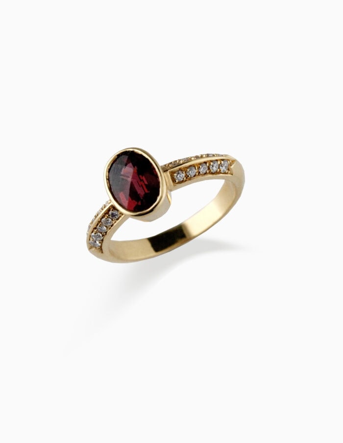 JCP Roma ring with Garnet 1.78ct and double row diamond shoulders 0.12ct GVS 18ct yellow gold ring size L 1/2
