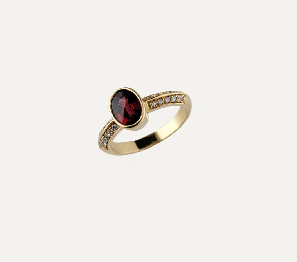 JCP Roma ring with Garnet 1.78ct and double row diamond shoulders 0.12ct GVS 18ct yellow gold ring size L 1/2