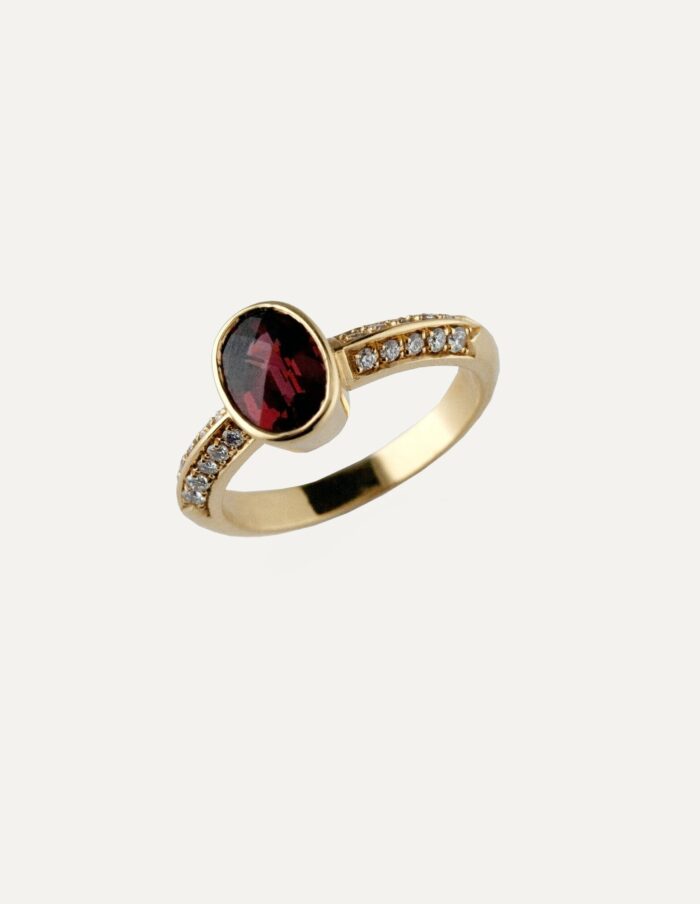 JCP Roma ring with Garnet 1.78ct and double row diamond shoulders 0.12ct GVS 18ct yellow gold ring size L 1/2