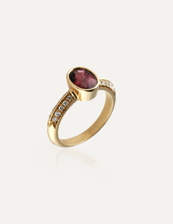 JCP Roma ring with Garnet 1.78ct and double row diamond shoulders 0.12ct GVS 18ct yellow gold ring size L 1/2