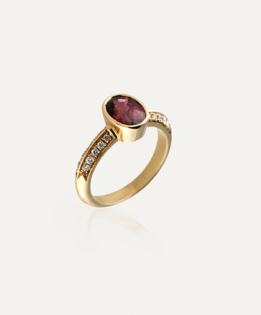 JCP Roma ring with Garnet 1.78ct and double row diamond shoulders 0.12ct GVS 18ct yellow gold ring size L 1/2