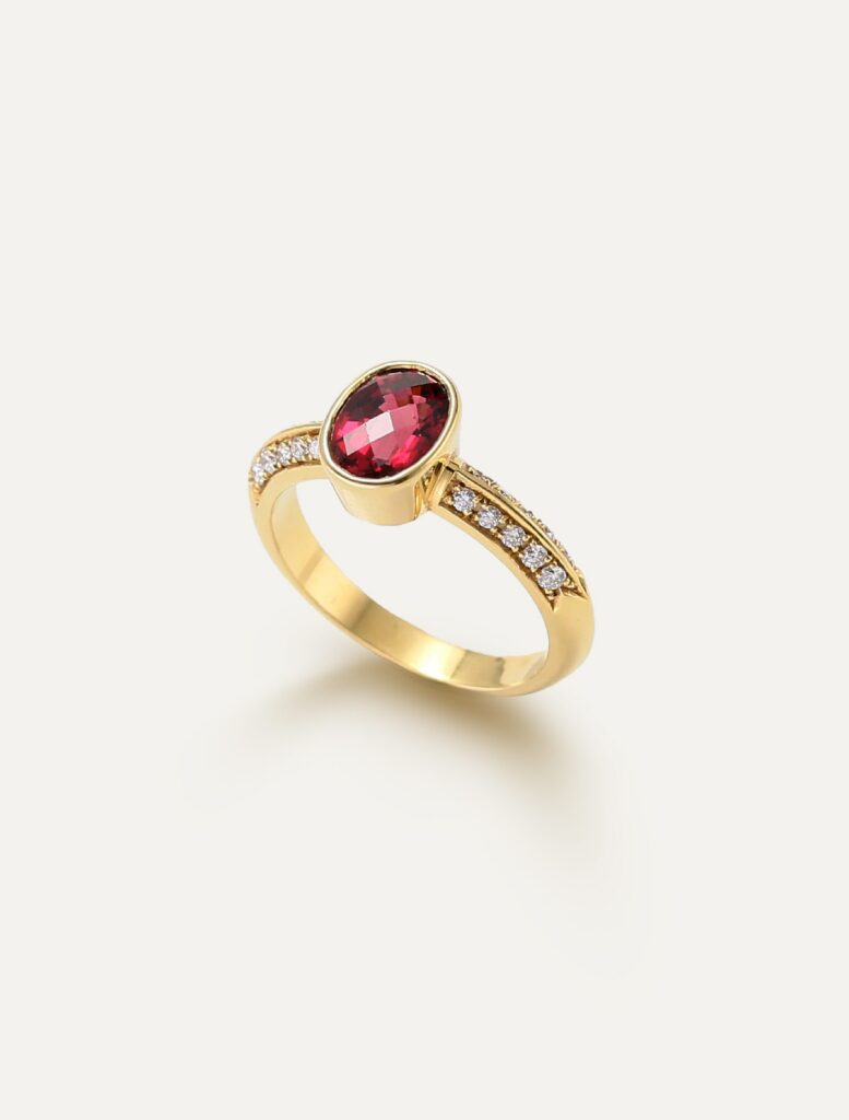 JCP Roma ring with Garnet 1.78ct and double row diamond shoulders 0.12ct GVS 18ct yellow gold ring size L 1/2