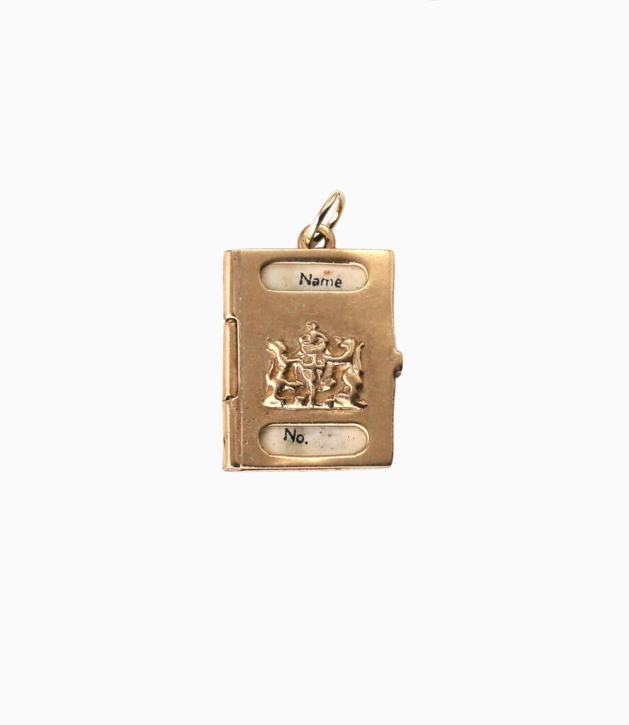 Charm passport 9ct yellow gold 3.71g