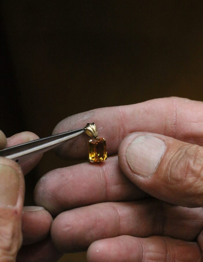 Pendant oblong cintrine with engraved bale 9ct yellow gold