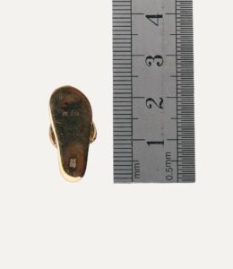 Charm Mother of pearl and diamond flip flop 9ct yellow gold — back view