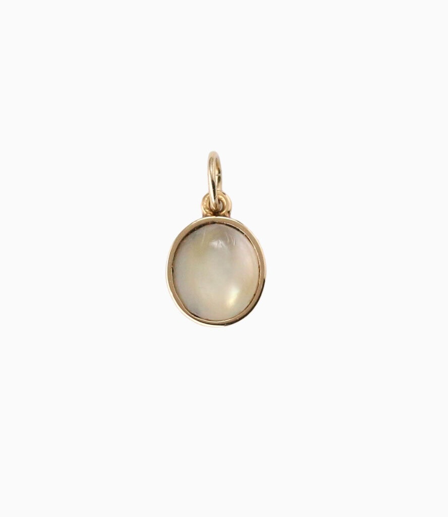 Charm oval MOP 9ct yellow gold