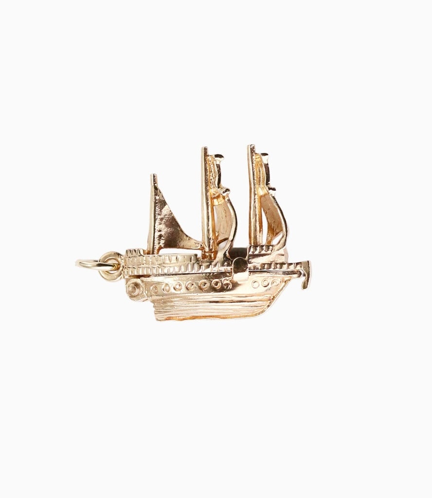 Charm ship with opening section 9ct yellow gold 4.69g