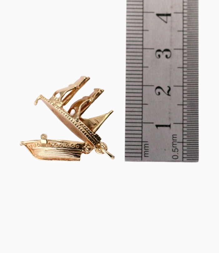 Charm ship with opening section 9ct yellow gold 4.69g