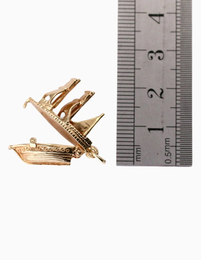 Charm ship with opening section 9ct yellow gold 4.69g