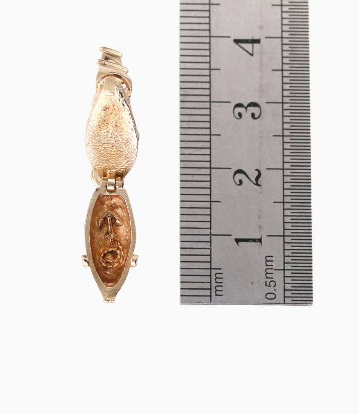 Charm ship with opening section 9ct yellow gold 4.69g