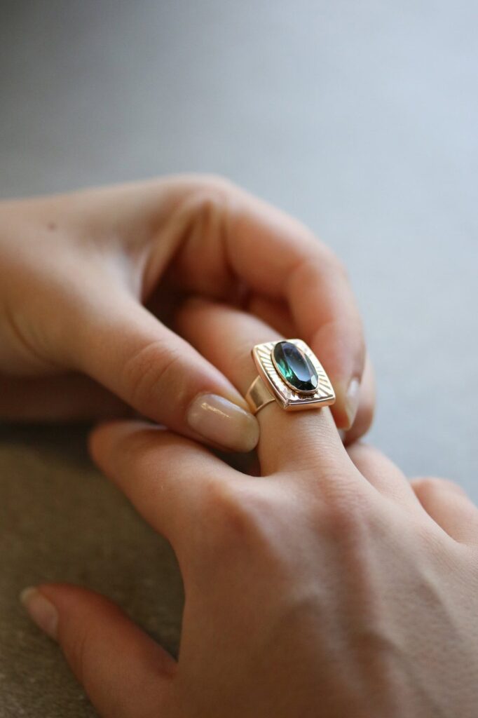 Green Stone Dress Ring 9ct Yellow Gold Size O