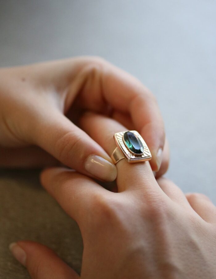 Green Stone Dress Ring 9ct Yellow Gold Size O - Image 3