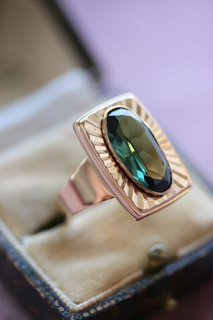 Green Stone Dress Ring 9ct Yellow Gold Size O