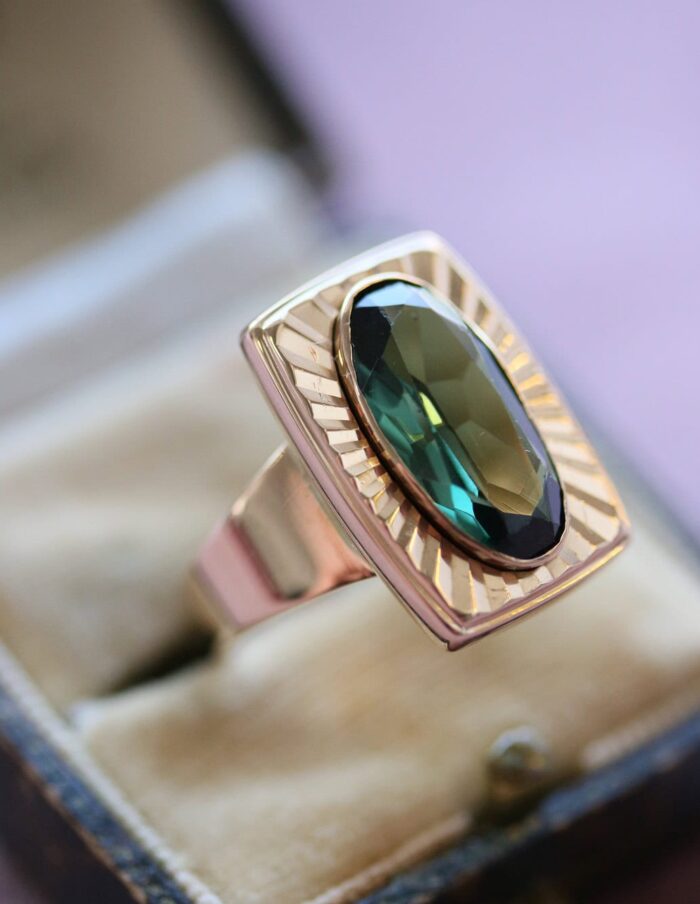 Green Stone Dress Ring 9ct Yellow Gold Size O - Image 5