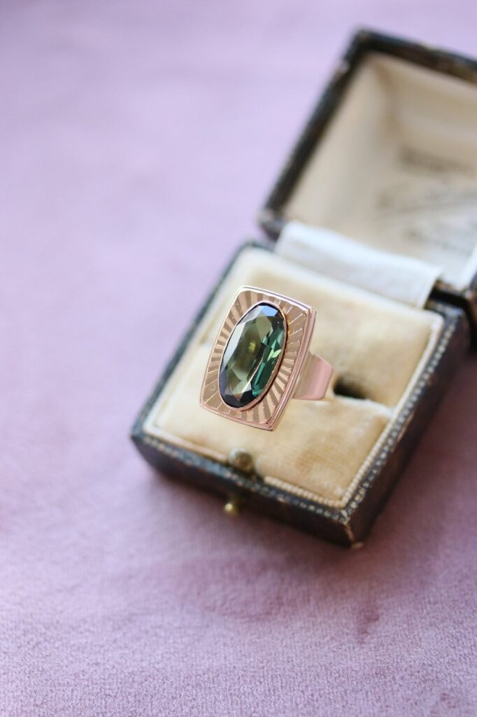 Green Stone Dress Ring 9ct Yellow Gold Size O