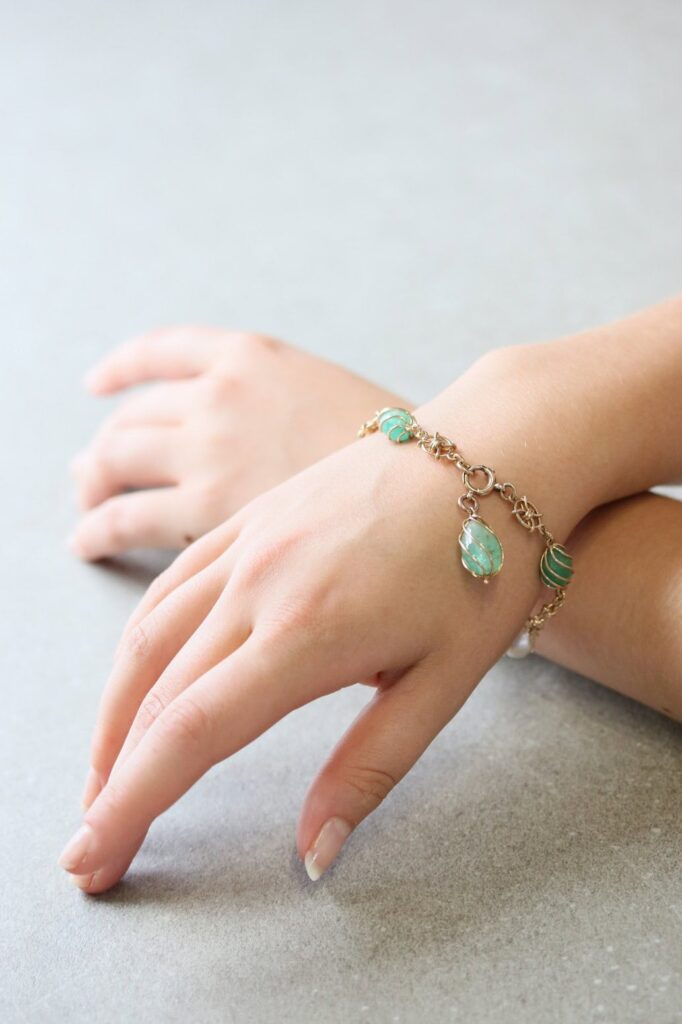 Green Stone & Freshwater Pearl Bracelet 9ct Yellow Gold 9.5”