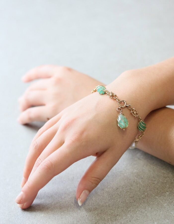 Green Stone & Freshwater Pearl Bracelet 9ct Yellow Gold 9.5” - Image 2