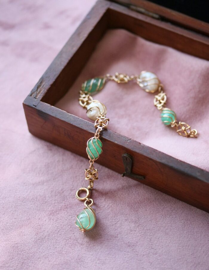 Green Stone & Freshwater Pearl Bracelet 9ct Yellow Gold 9.5” - Image 3