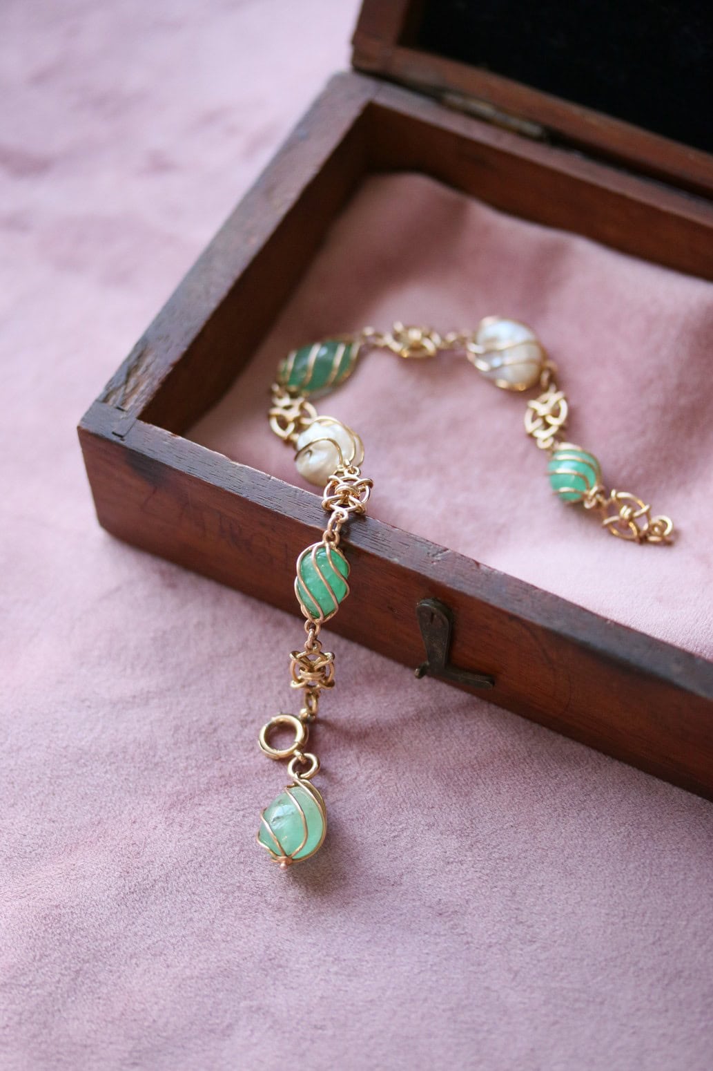 Green Stone & Freshwater Pearl Bracelet 9ct Yellow Gold 9.5” - Image 3